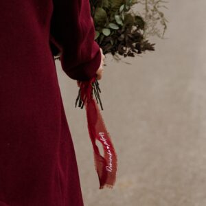 Wstążka do bukietu bordo z białym lub złotym napisem