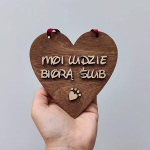 Drewniana tabliczka ślubna dla psa.